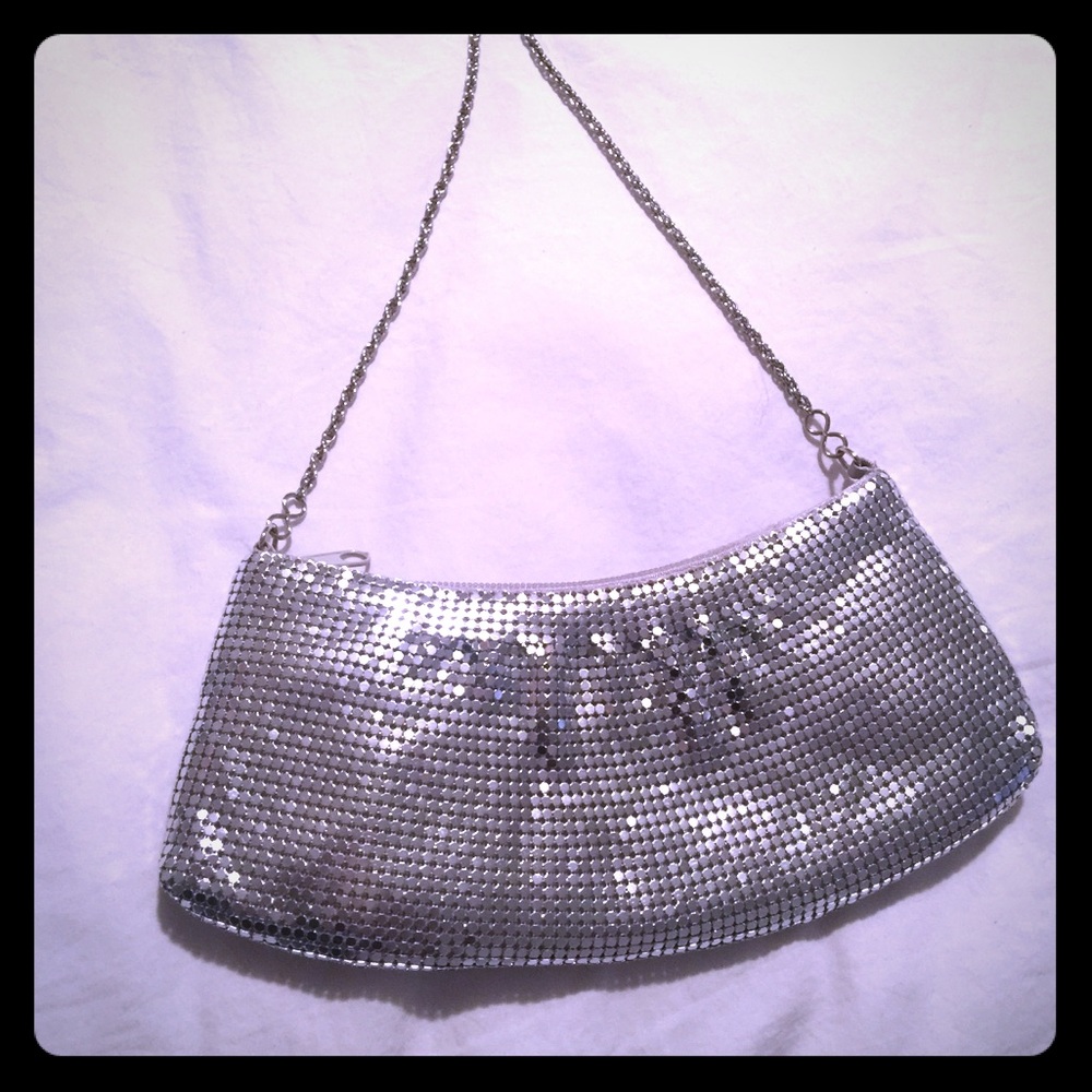 Cache- metallic clutch.